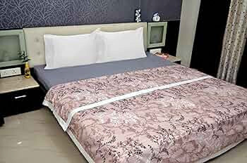 Amazon Brand - Solimo Single Microfiber Quilt|100% Microfiber Exterior|120 GSM|for Mild Winters and Ac Rooms (Ditsy Grey)